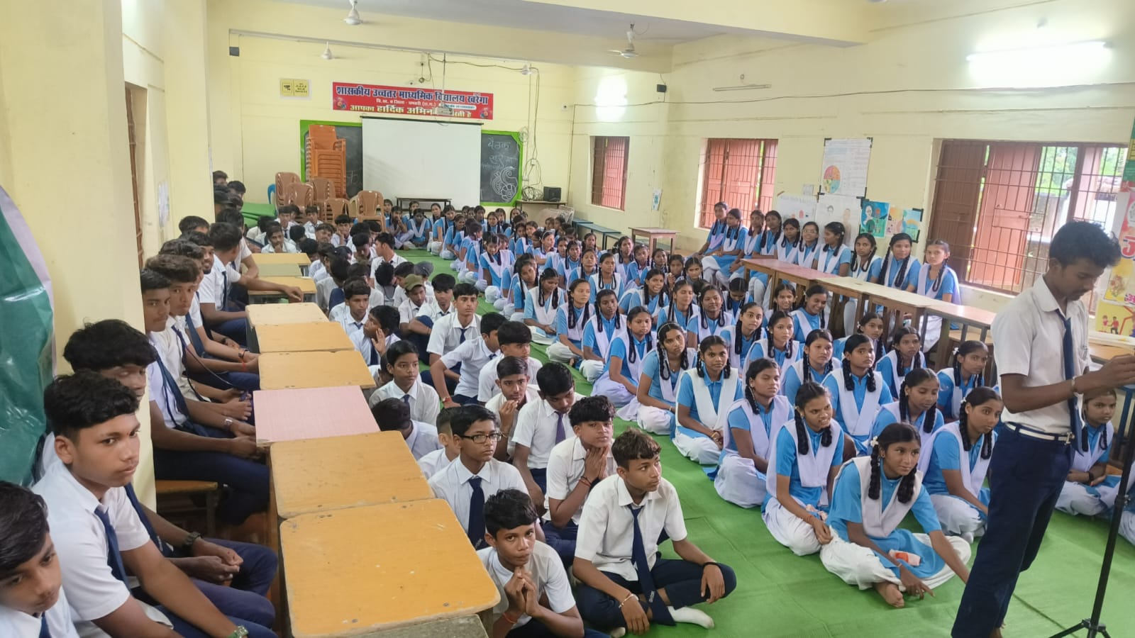 कार्यक्रम के दौरान खरेंगा स्कूल में उपस्थित विद्यार्थी। कार्यक्रम के दौरान खरेंगा स्कूल में उपस्थित विद्यार्थी।
