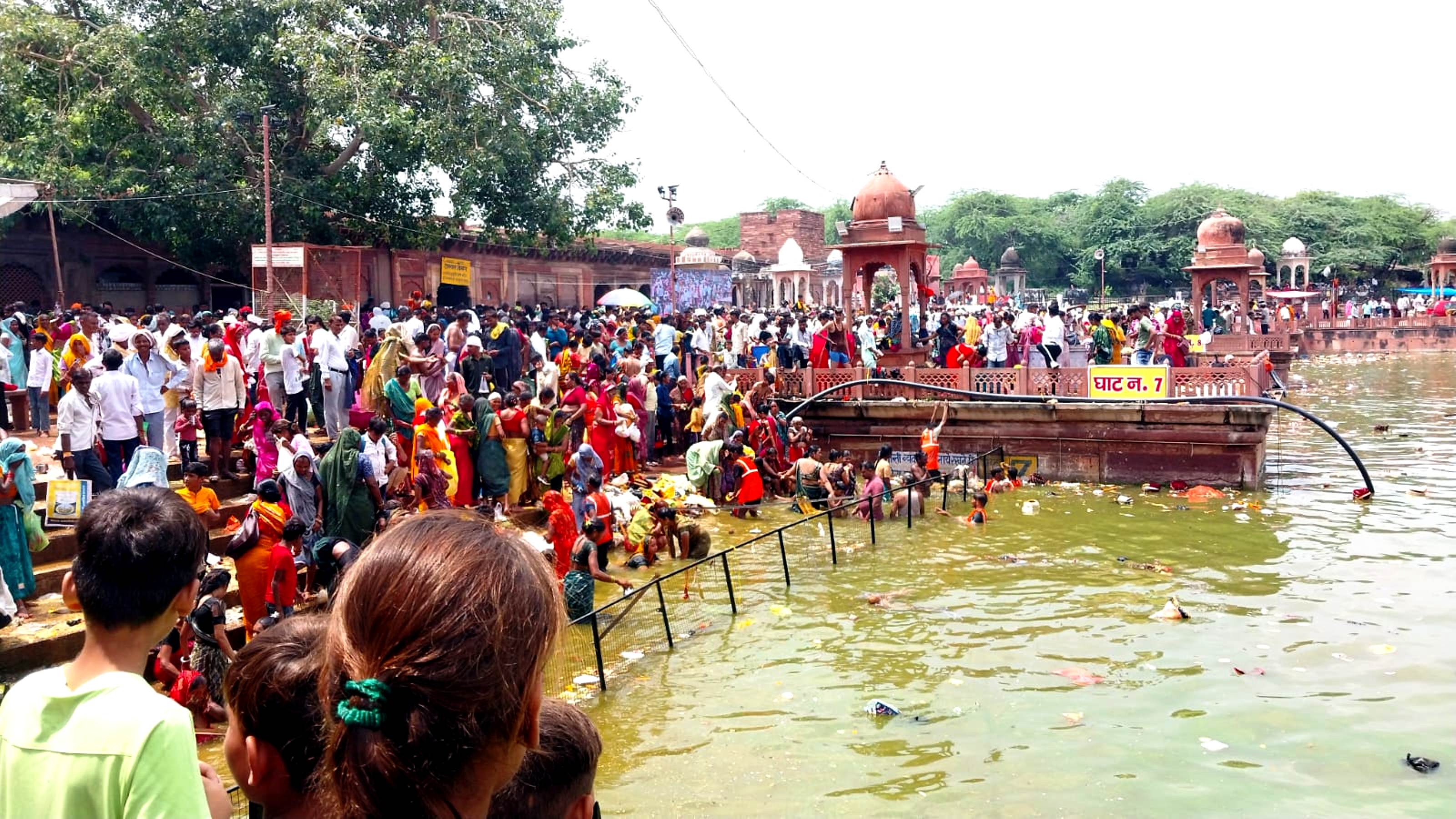 आस्था : धौलपुर के मचकुंड मेले में उमडा श्रद्वालुओं का सैलाब आस्था : धौलपुर के मचकुंड मेले में उमडा श्रद्वालुओं का सैलाब