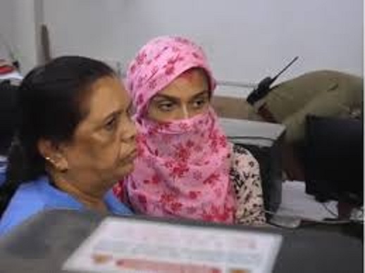 इंदौर से लापता श्रद्धा सात दिन बाद पति के साथ थाने पहुंची इंदौर से लापता श्रद्धा सात दिन बाद पति के साथ थाने पहुंची