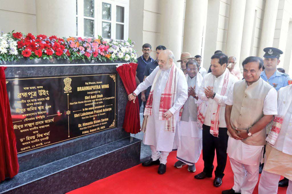 असम राजभवन में एक कार्यक्रम के दौरान केंद्रीय गृह मंत्री अमित शाह के साथ मुख्यमंत्री तथा अन्य मंत्री। असम राजभवन में एक कार्यक्रम के दौरान केंद्रीय गृह मंत्री अमित शाह के साथ मुख्यमंत्री तथा अन्य मंत्री।