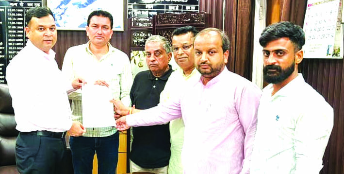 ज्ञापन देते हुए