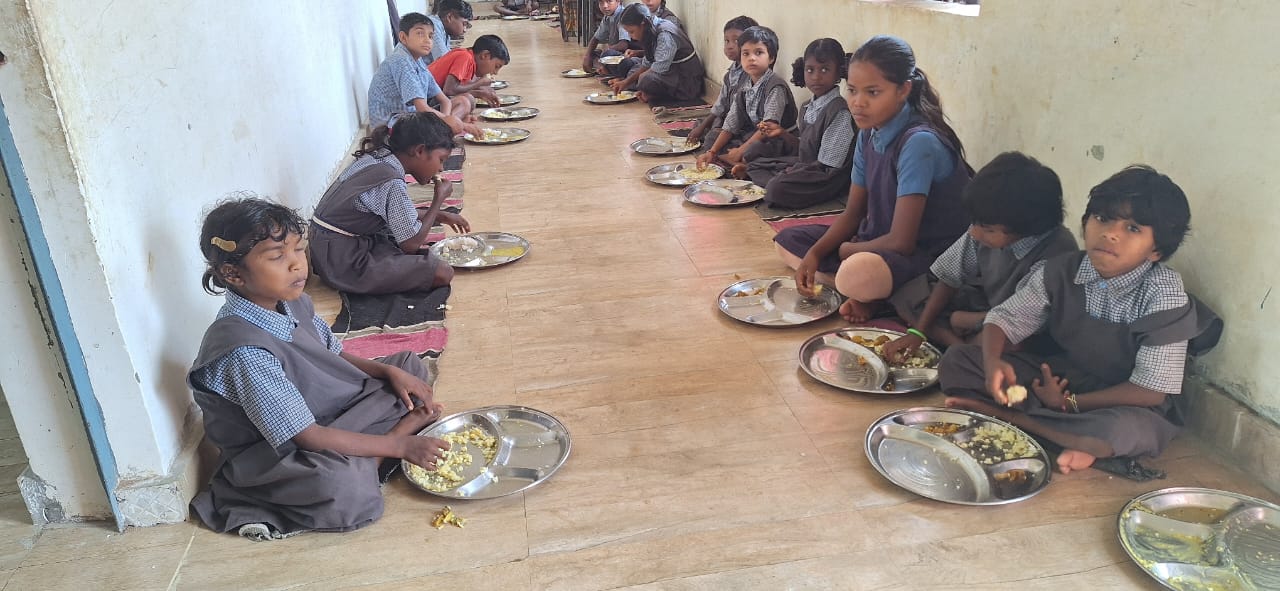 कोरबा : धुएं से मुक्ति और आहार से बच्चो को मिल रही शक्ति, आंगनबाड़ी और स्कूल में गैस चूल्हे की व्यवस्था से बन रही सेहत खीर, पूड़ी, हलवा, खिचड़ी, पोहा, भजिया और सेवई का मिल रहा स्वाद कोरबा : धुएं से मुक्ति और आहार से बच्चो को मिल रही शक्ति, आंगनबाड़ी और स्कूल में गैस चूल्हे की व्यवस्था से बन रही सेहत खीर, पूड़ी, हलवा, खिचड़ी, पोहा, भजिया और सेवई का मिल रहा स्वाद