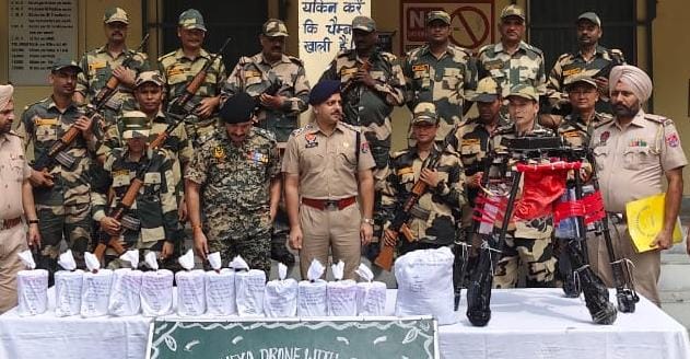 बीएसएफ द्वारा बरामद हेराेइन के साथ अधिकारी बीएसएफ द्वारा बरामद हेराेइन के साथ अधिकारी