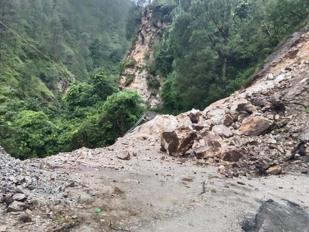 टिहरी जिले के घनसाली में क्षतिग्रस्त मार्ग। टिहरी जिले के घनसाली में क्षतिग्रस्त मार्ग।