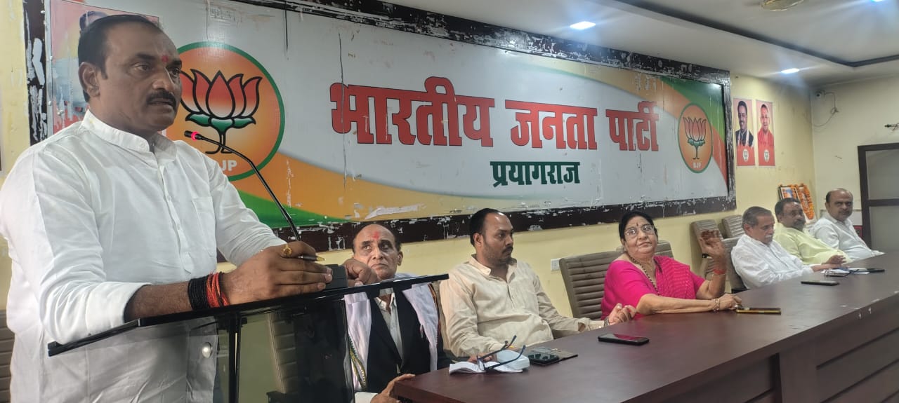स्नातक एमएलसी चुनाव व मतदाता सूची को लेकर हुई बैठक में भाजपा के पदाधिकारियों की बैठक करते हुए महानगर अध्यक्ष संजय गुप्ता का छाया चित्र स्नातक एमएलसी चुनाव व मतदाता सूची को लेकर हुई बैठक में भाजपा के पदाधिकारियों की बैठक करते हुए महानगर अध्यक्ष संजय गुप्ता का छाया चित्र