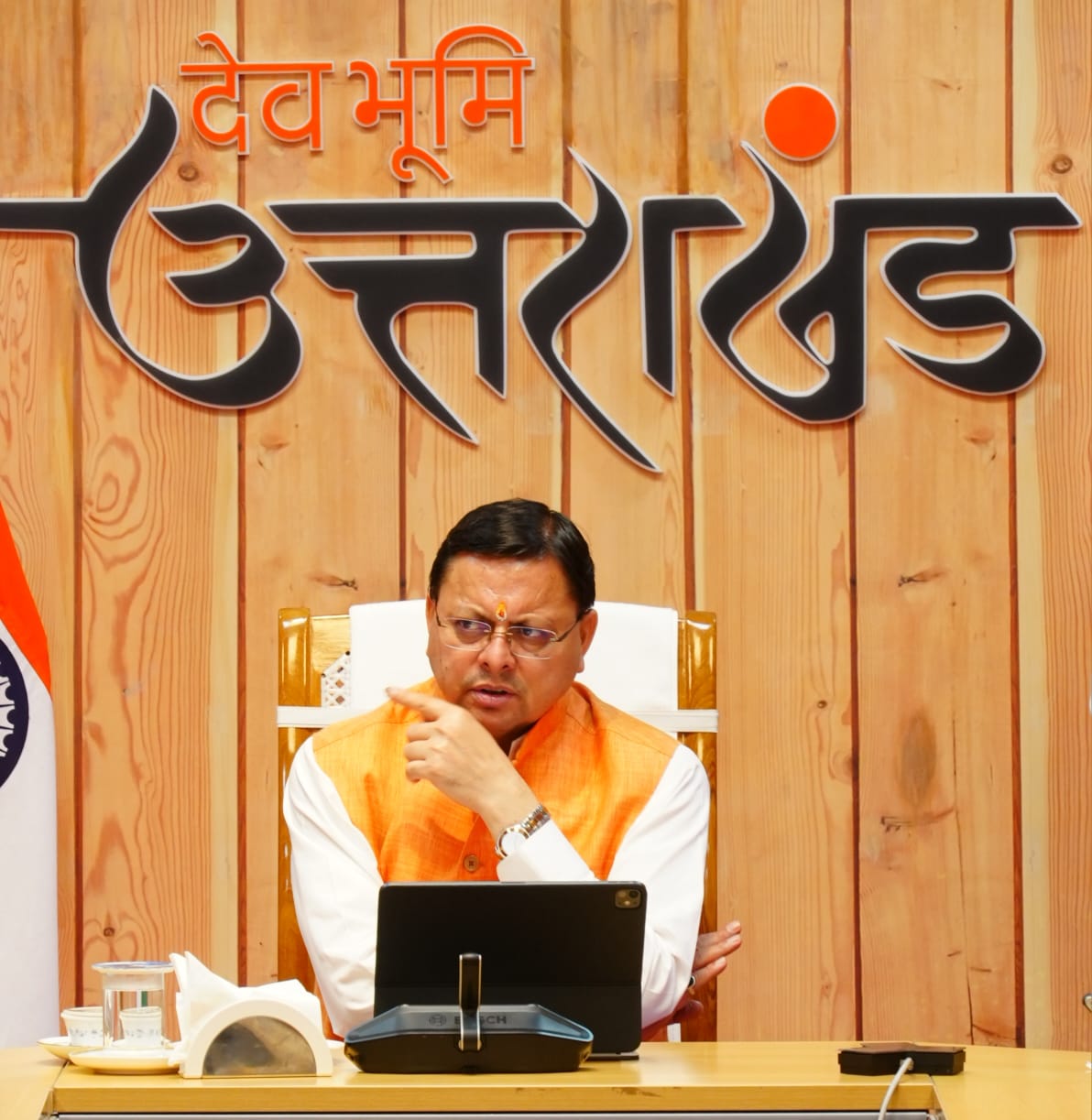 मुख्यमंत्री पुष्कर सिंह धामी मुख्यमंत्री आवास में उच्च स्तरीय बैठक लेते।