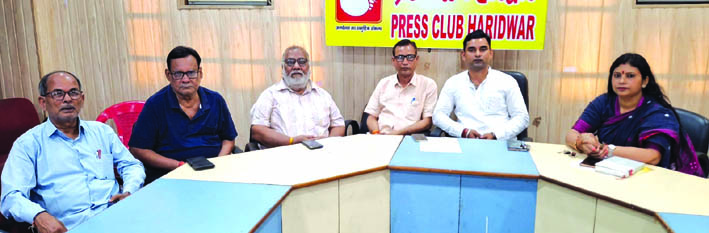 पत्रकारों से वार्ता करते हुए