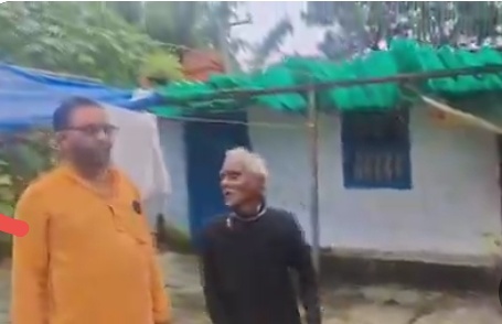 दिलीप मिश्रा को बिरसा मुंडा के वंशज अपनी घर की स्थिति बताते हुए दिलीप मिश्रा को बिरसा मुंडा के वंशज अपनी घर की स्थिति बताते हुए