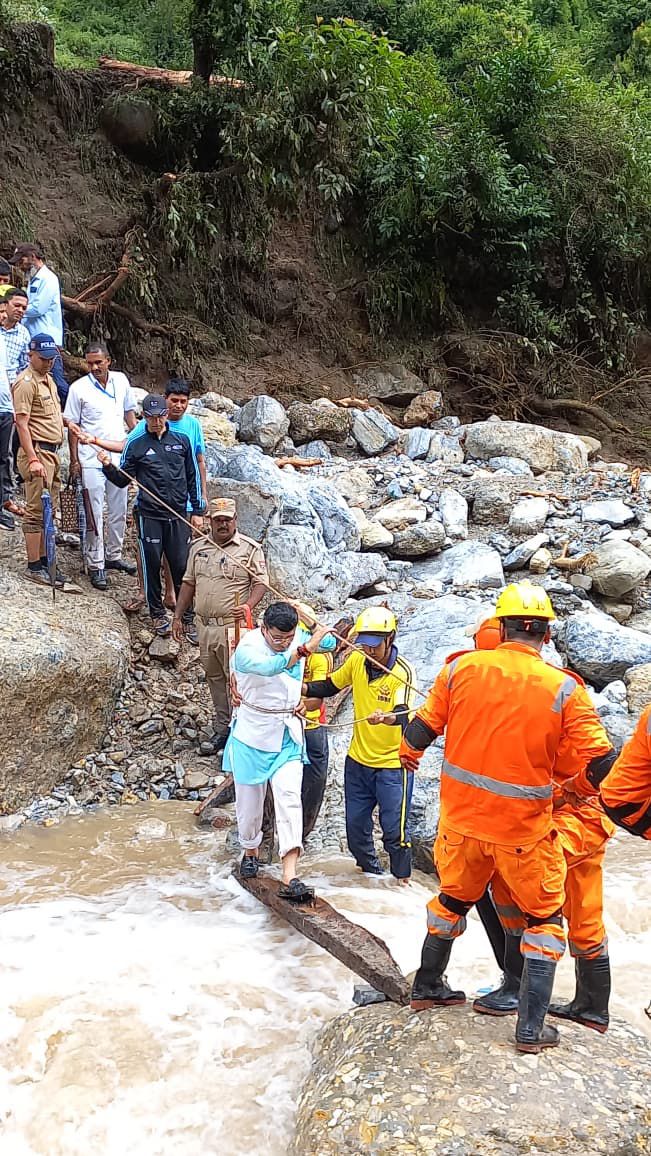 कपकोट विधायक सुरेश गड़िया आपदा प्रभावित क्षेत्र में। कपकोट विधायक सुरेश गड़िया आपदा प्रभावित क्षेत्र में।