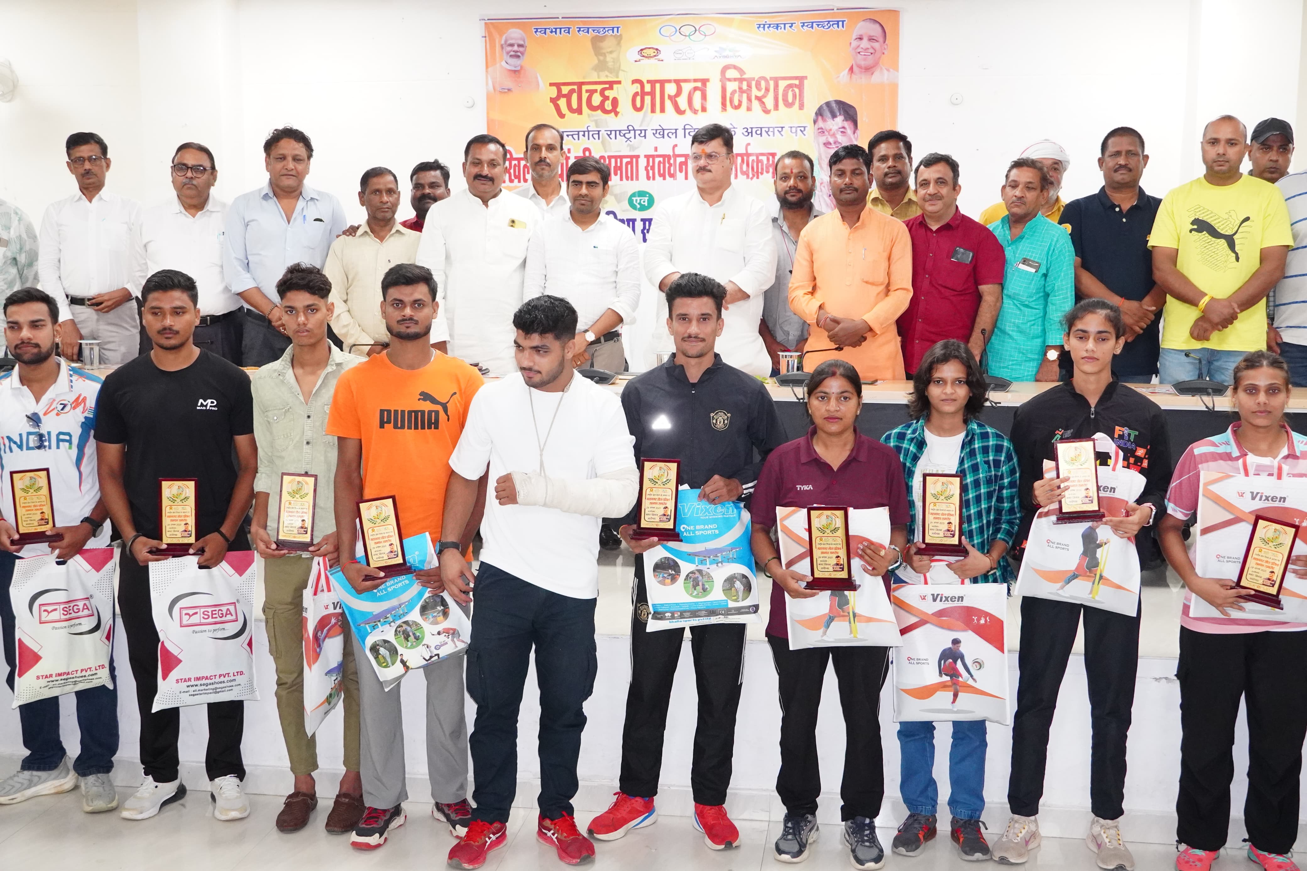 खेल जगत की 25 हस्तियां महापौर के हाथों सम्मानित खेल जगत की 25 हस्तियां महापौर के हाथों सम्मानित