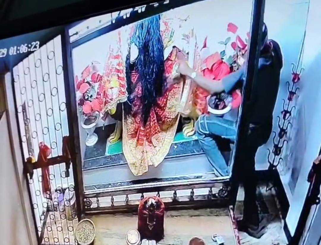 सीसीटीवी फुटेज में कैद चोरी की वारदात। सीसीटीवी फुटेज में कैद चोरी की वारदात।