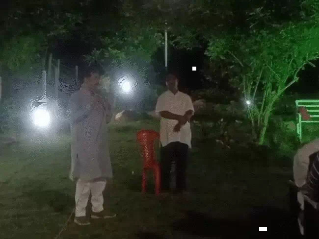 कार्यक्रम में बालते अनिल कार्यक्रम में बालते अनिल