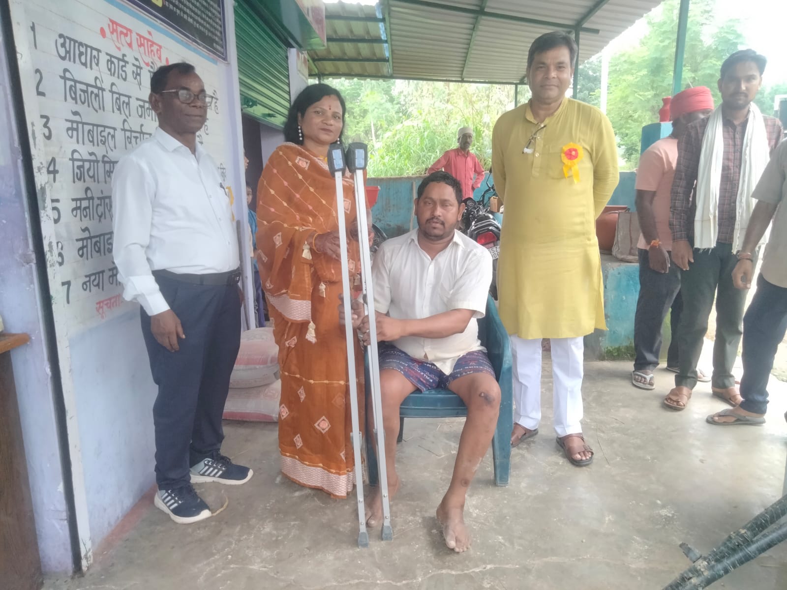 विकलांग सुरेश सिंह काे बैसाखी प्रदान करती जिला पंचायत अध्यक्ष विकलांग सुरेश सिंह काे बैसाखी प्रदान करती जिला पंचायत अध्यक्ष