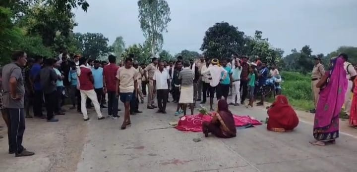 सडक पर शव रख कर