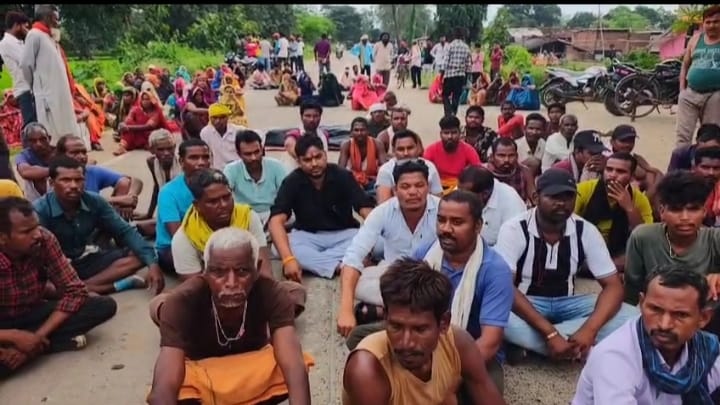 दाेनाे तरफ की सडक जाम कर बैठे प्रर्दशन करते ग्रमीण