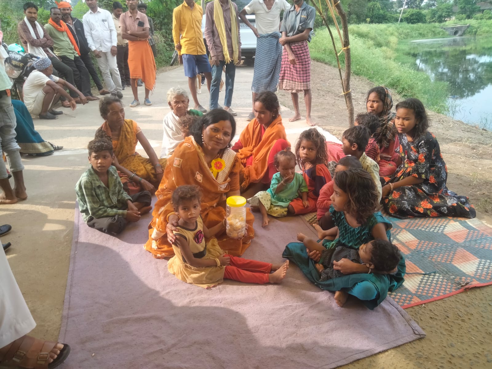 औढ़ेरा में बच्चों के बीच जिला पंचायत अध्यक्ष औढ़ेरा में बच्चों के बीच जिला पंचायत अध्यक्ष