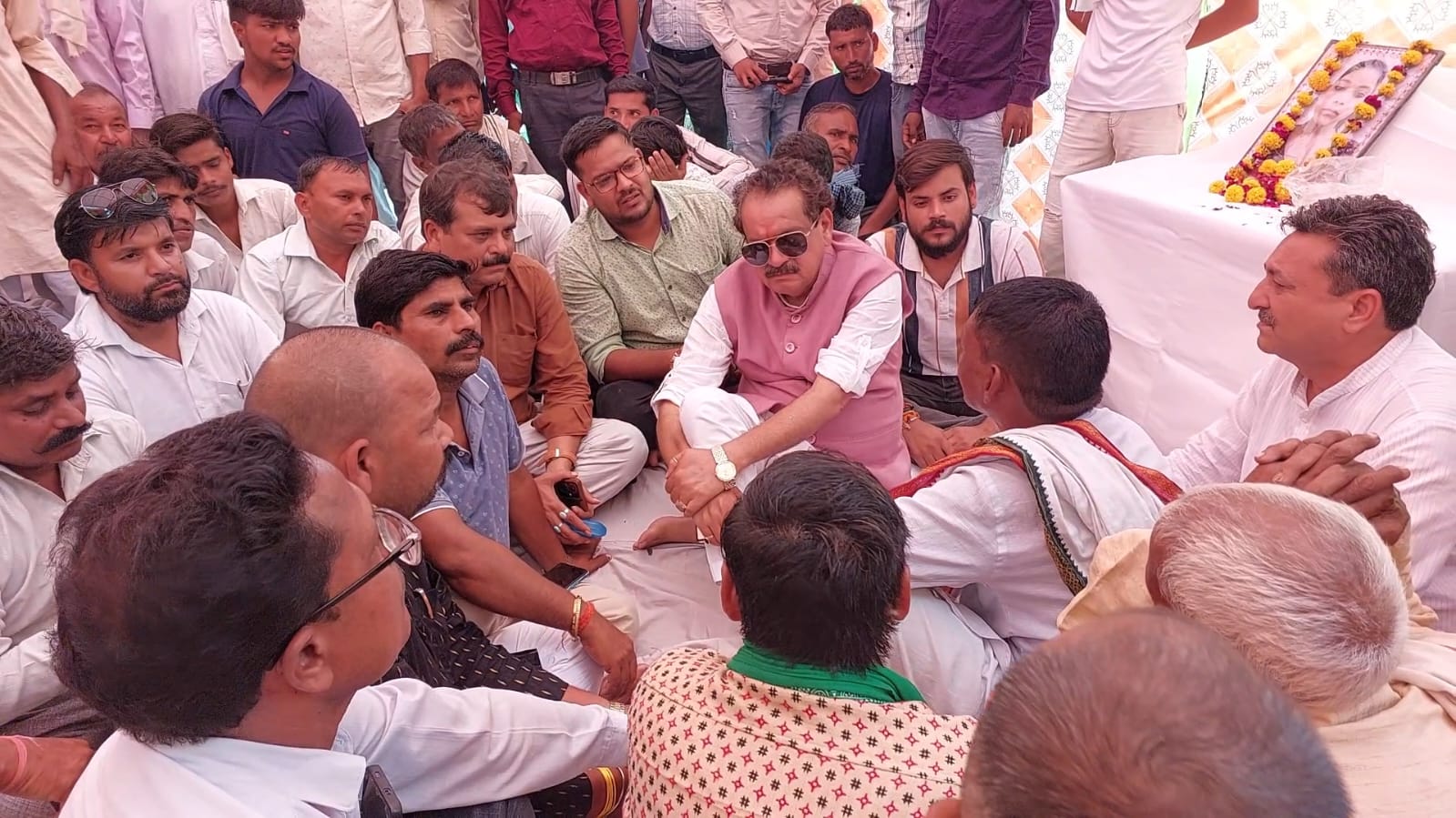 पीड़ित परिजनों से मिलते केंद्रीय मंत्री प्रो बघेल पीड़ित परिजनों से मिलते केंद्रीय मंत्री प्रो बघेल