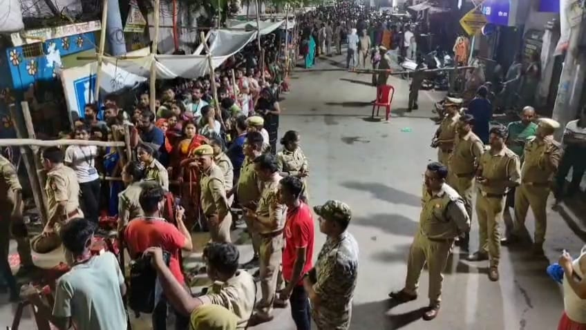कुंड में स्नान करते श्रद्धालु कुंड में स्नान करते श्रद्धालु