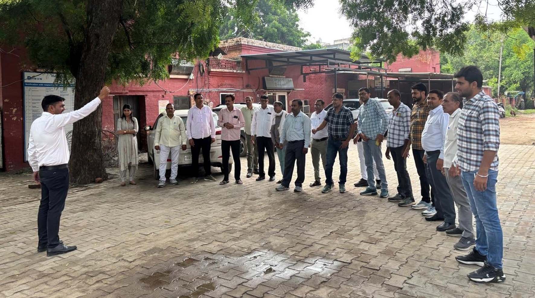 गेट मीटिंग को संबोधित करते यूनियन पदाधिकारी। गेट मीटिंग को संबोधित करते यूनियन पदाधिकारी।