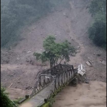 मलबे में दबा छेनागाड बाजार।