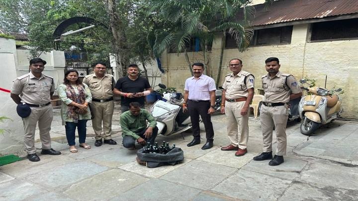 इंदौरः आबकारी अमले की कार्रवाई में बड़ी मात्रा में अवैध मदिरा जप्त इंदौरः आबकारी अमले की कार्रवाई में बड़ी मात्रा में अवैध मदिरा जप्त