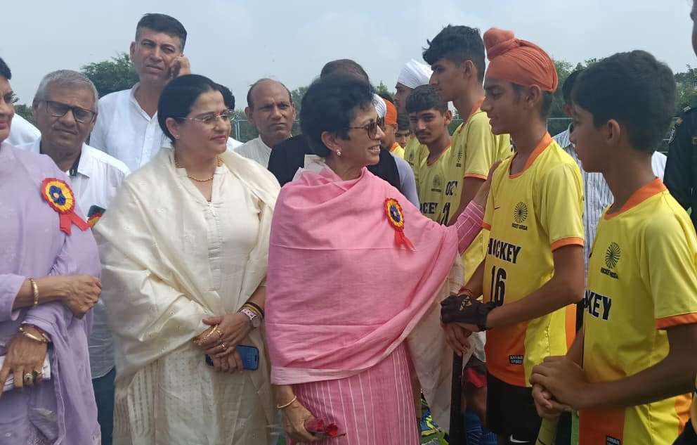 सिरसा के शहीद भगत सिंह स्टेडियम में खिलाडिय़ों से मिलती सांसद कुमारी सैलजा। सिरसा के शहीद भगत सिंह स्टेडियम में खिलाडिय़ों से मिलती सांसद कुमारी सैलजा।