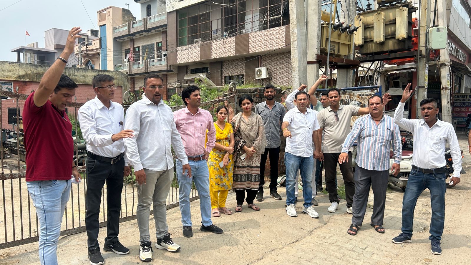 नारेबाजी करते हुए बिजली निगम कर्मचारी। नारेबाजी करते हुए बिजली निगम कर्मचारी।