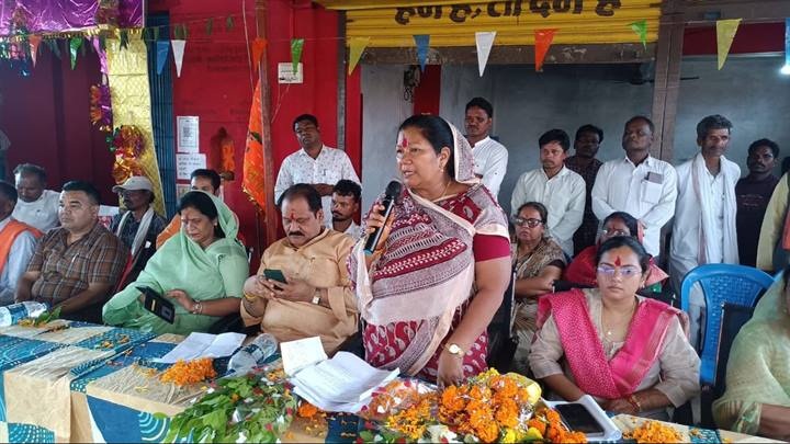 मंडलाः राजा शंकर शाह और रघुनाथ शाह की प्रतिमा का मंत्री संपतिया उइके ने किया अनावरण मंडलाः राजा शंकर शाह और रघुनाथ शाह की प्रतिमा का मंत्री संपतिया उइके ने किया अनावरण
