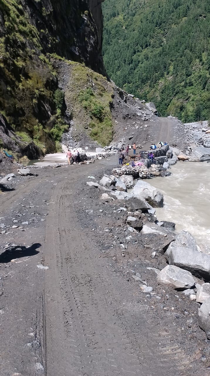 गंगोत्री हाईवे 25 दिनों बाद उत्तरकाशी से हर्षिल तक यातायात  के लिए खुला