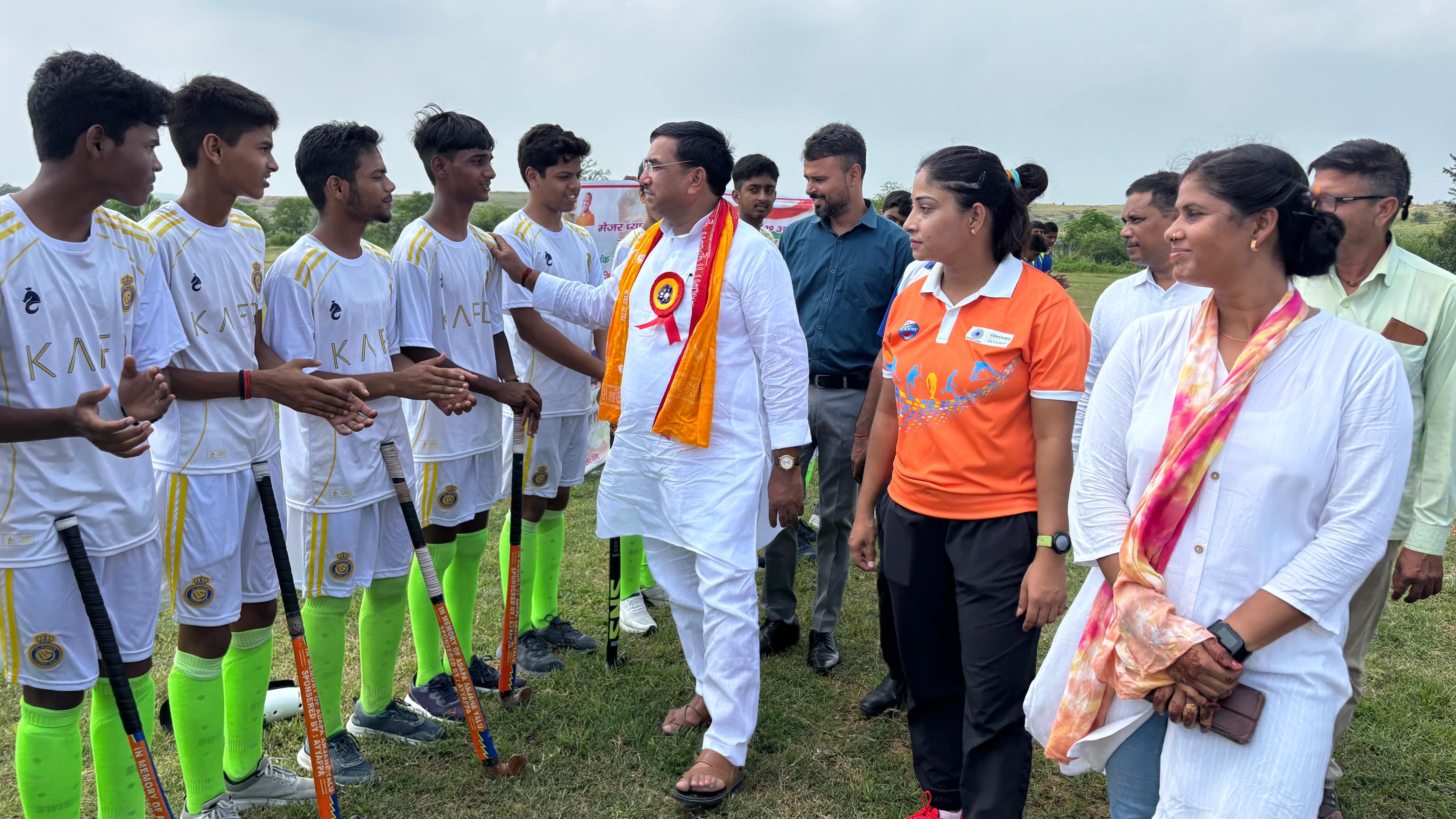 खिलाड़ियों का परिचय प्राप्त करते मडिहान विधायक रमाशंकर सिंह पटेल खिलाड़ियों का परिचय प्राप्त करते मडिहान विधायक रमाशंकर सिंह पटेल