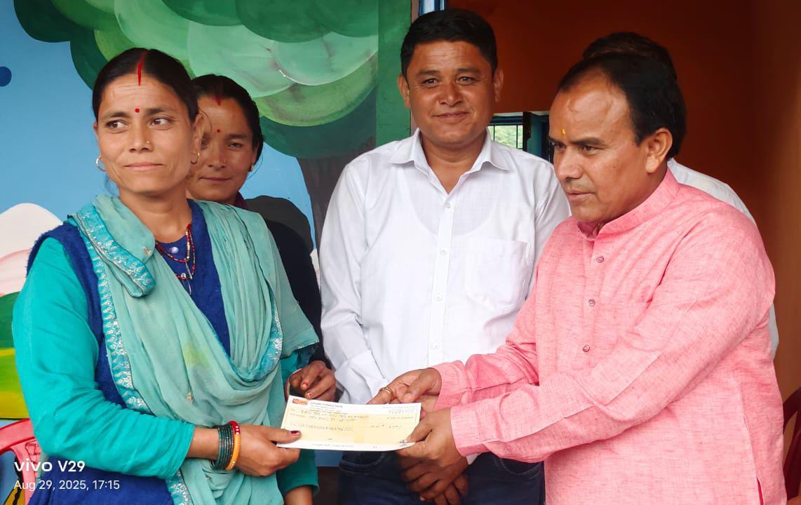 आपदा  प्रभावित लोगों को चेक वितरित करते द कैबिनेट मंत्री डॉक्टर धन सिंह रावत
