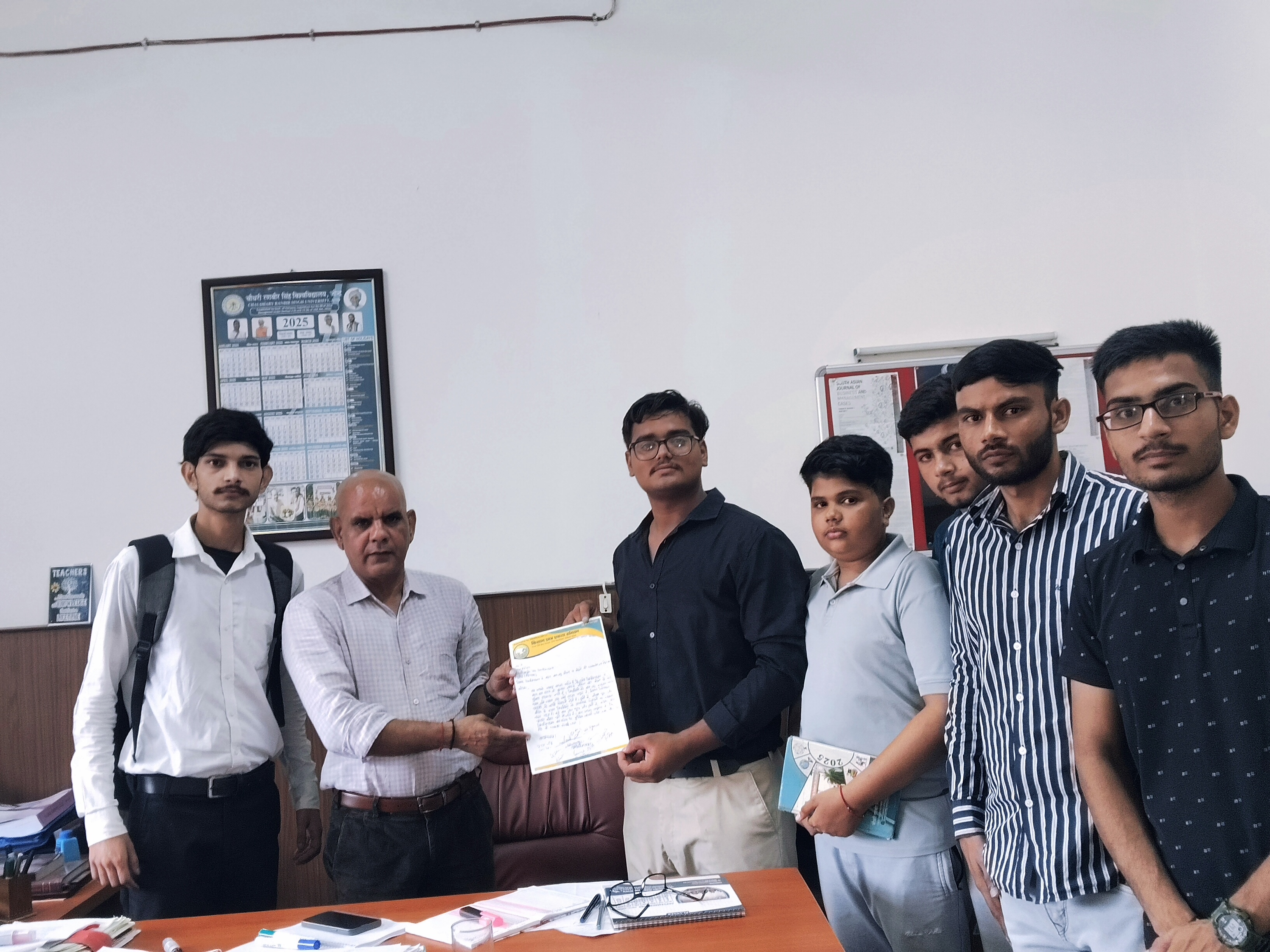 ज्ञापन सौंपते हुए किसान छात्र एकता संगठन सदस्य। ज्ञापन सौंपते हुए किसान छात्र एकता संगठन सदस्य।