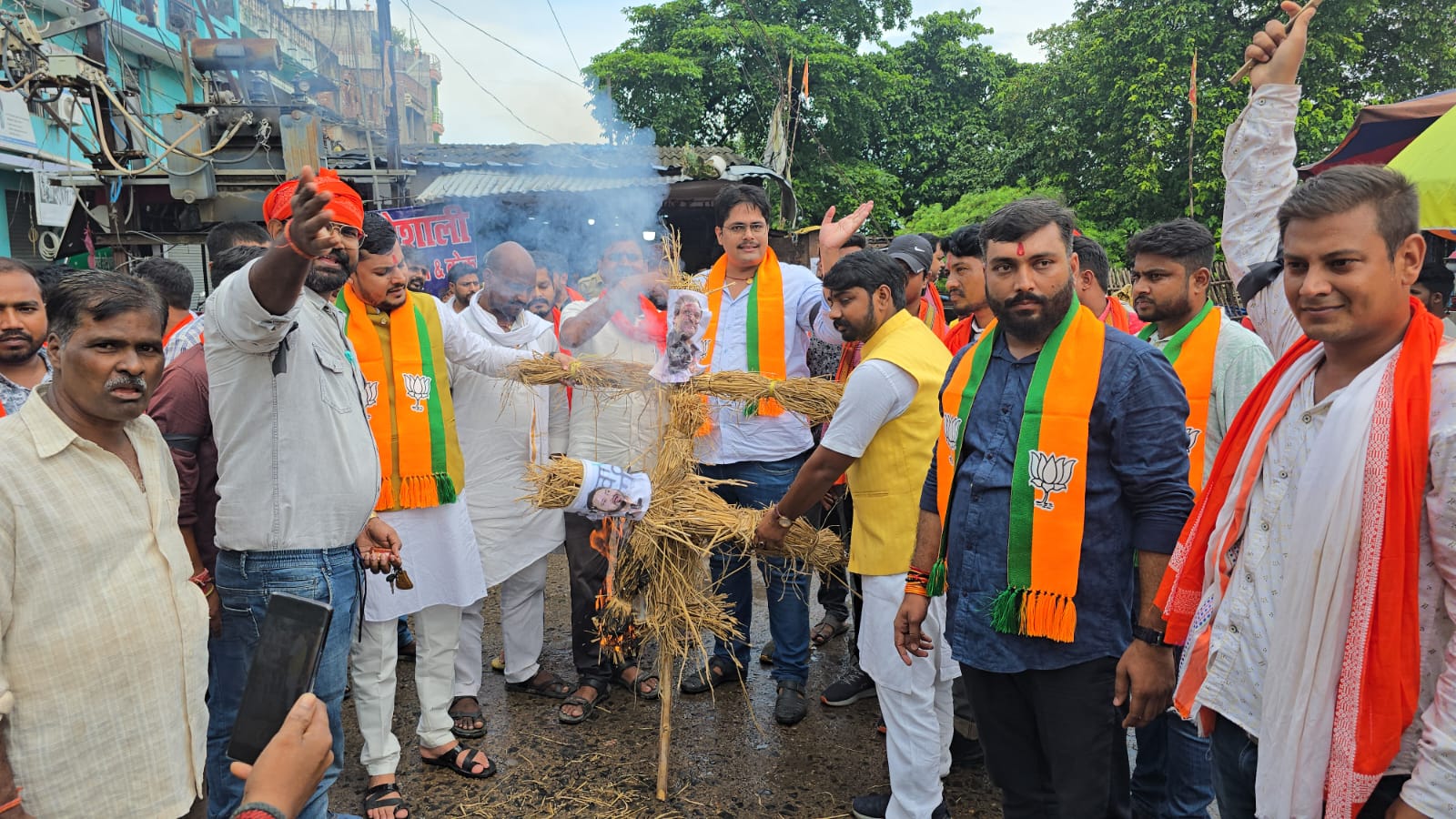 पुतला जलाते भाजयुमो कार्यकर्ता पुतला जलाते भाजयुमो कार्यकर्ता