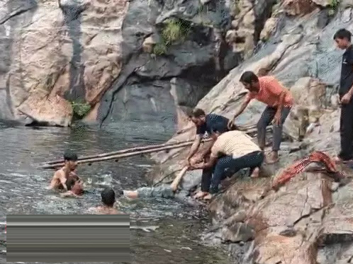 सेल्फी लेते जीजा साली डूबे