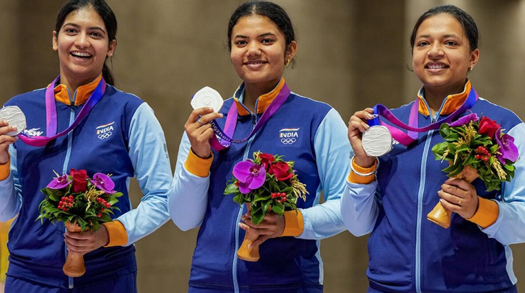 मानिनी कौशिक (बीच में) ने 617.8 अंक के साथ व्यक्तिगत कांस्य पदक जीता मानिनी कौशिक (बीच में) ने 617.8 अंक के साथ व्यक्तिगत कांस्य पदक जीता