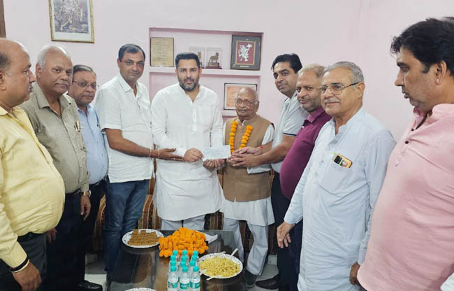 सोनीपत: विधायक निखिल मदान ने जटवाड़ा स्थित गौशाला में अनुदान राशि का चेक देते हुए सोनीपत: विधायक निखिल मदान ने जटवाड़ा स्थित गौशाला में अनुदान राशि का चेक देते हुए