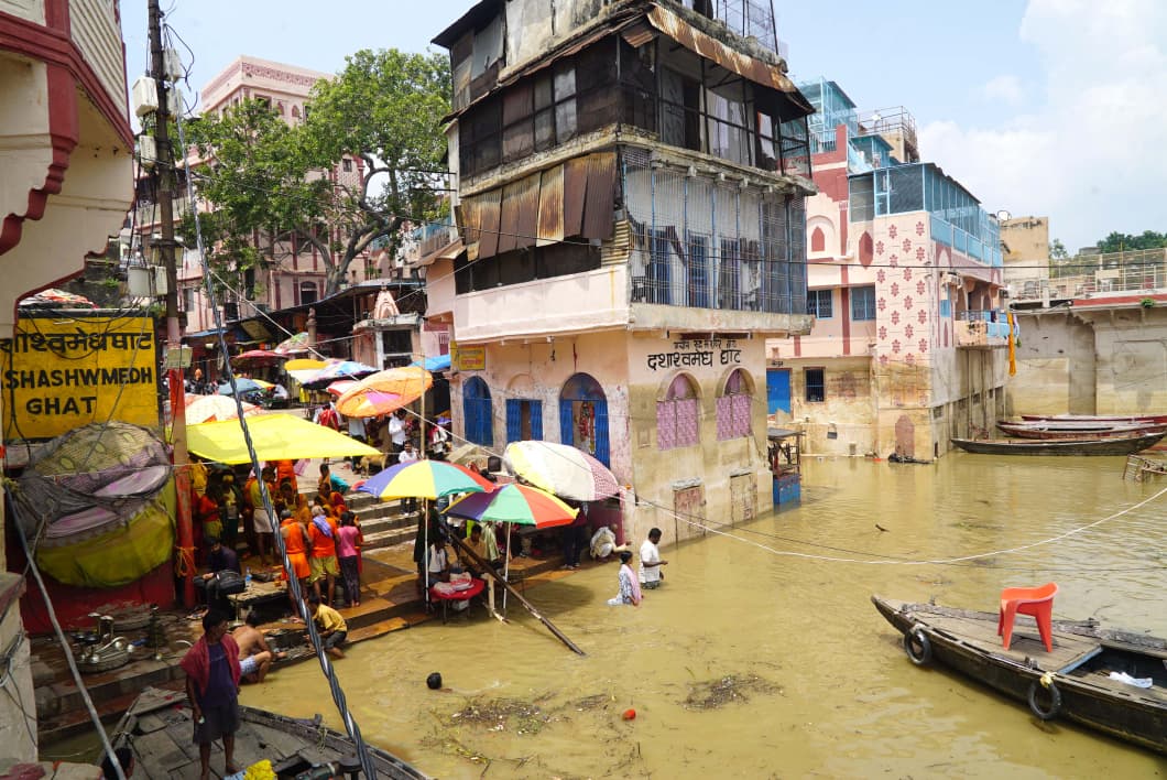 गंगा में बाढ़ का नजारा गंगा में बाढ़ का नजारा
