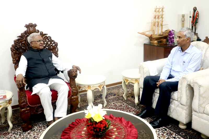 राज्यपाल मंगुभाई पटेल से मुख्य सचिव अनुराग जैन ने की भेंट