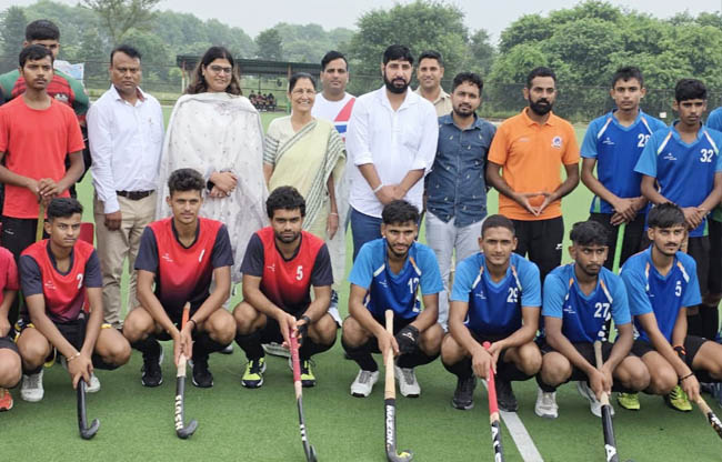 सोनीपत: मेजर ध्यानचंद की जयंती पर राष्ट्रीय खेल दिवस पर विधायक कृष्णा गहलावत खिलाड़ियों के साथ सोनीपत: मेजर ध्यानचंद की जयंती पर राष्ट्रीय खेल दिवस पर विधायक कृष्णा गहलावत खिलाड़ियों के साथ
