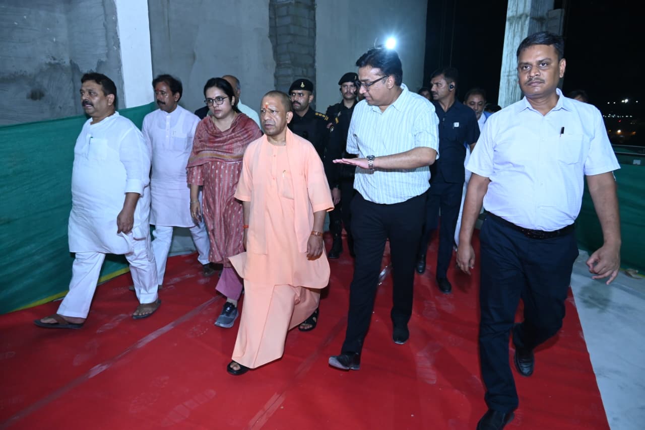 रोपवे परियोजना की जानकारी देते अफसर रोपवे परियोजना की जानकारी देते अफसर