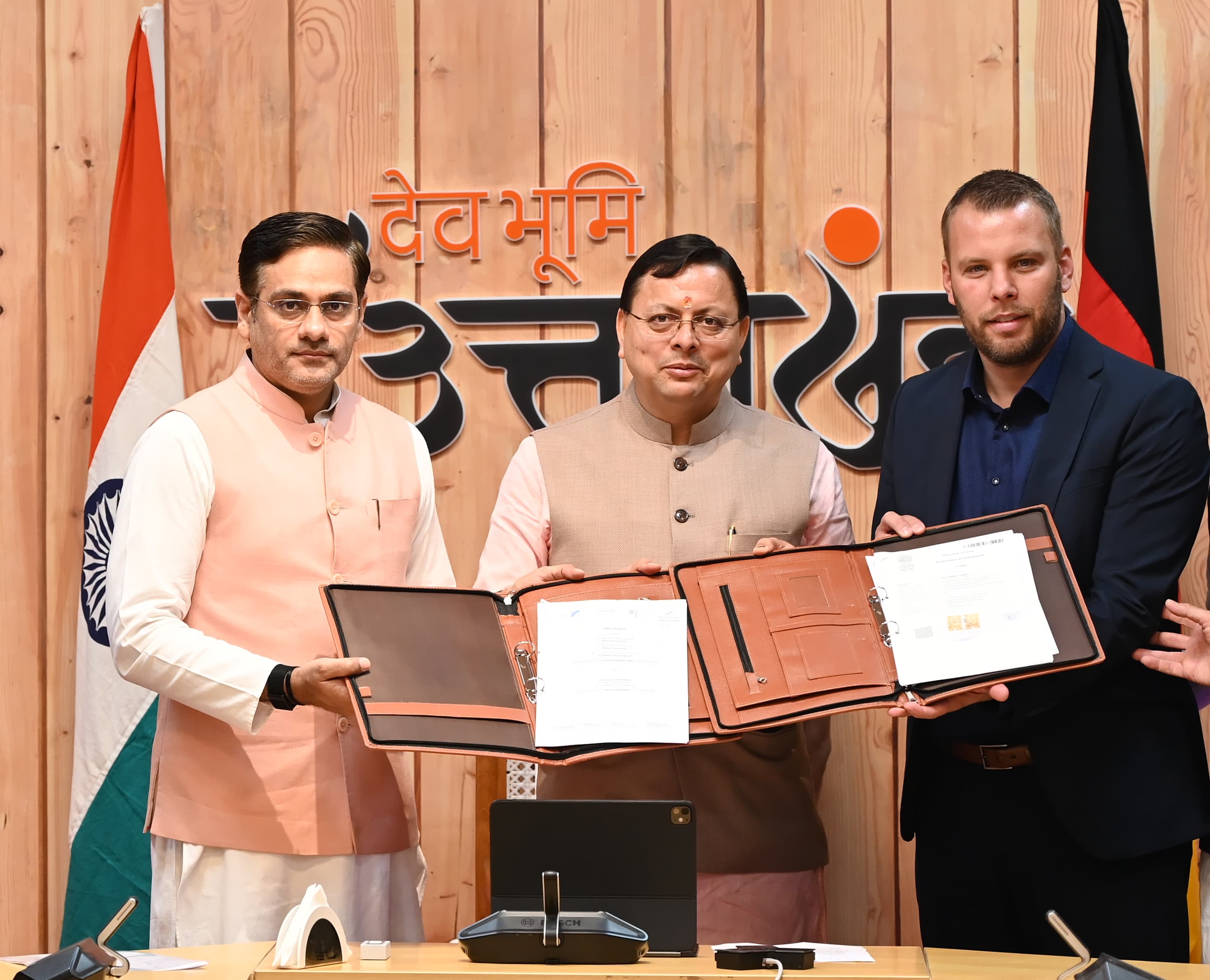 मुख्यमंत्री आवास में उत्तराखंड सरकार और जर्मन स्थित इनोवेशन हब राइन-माइन,के मध्य लेटर ऑफ इन्टेन्ट (एल.ओ.आई) पर हस्ताक्षर।