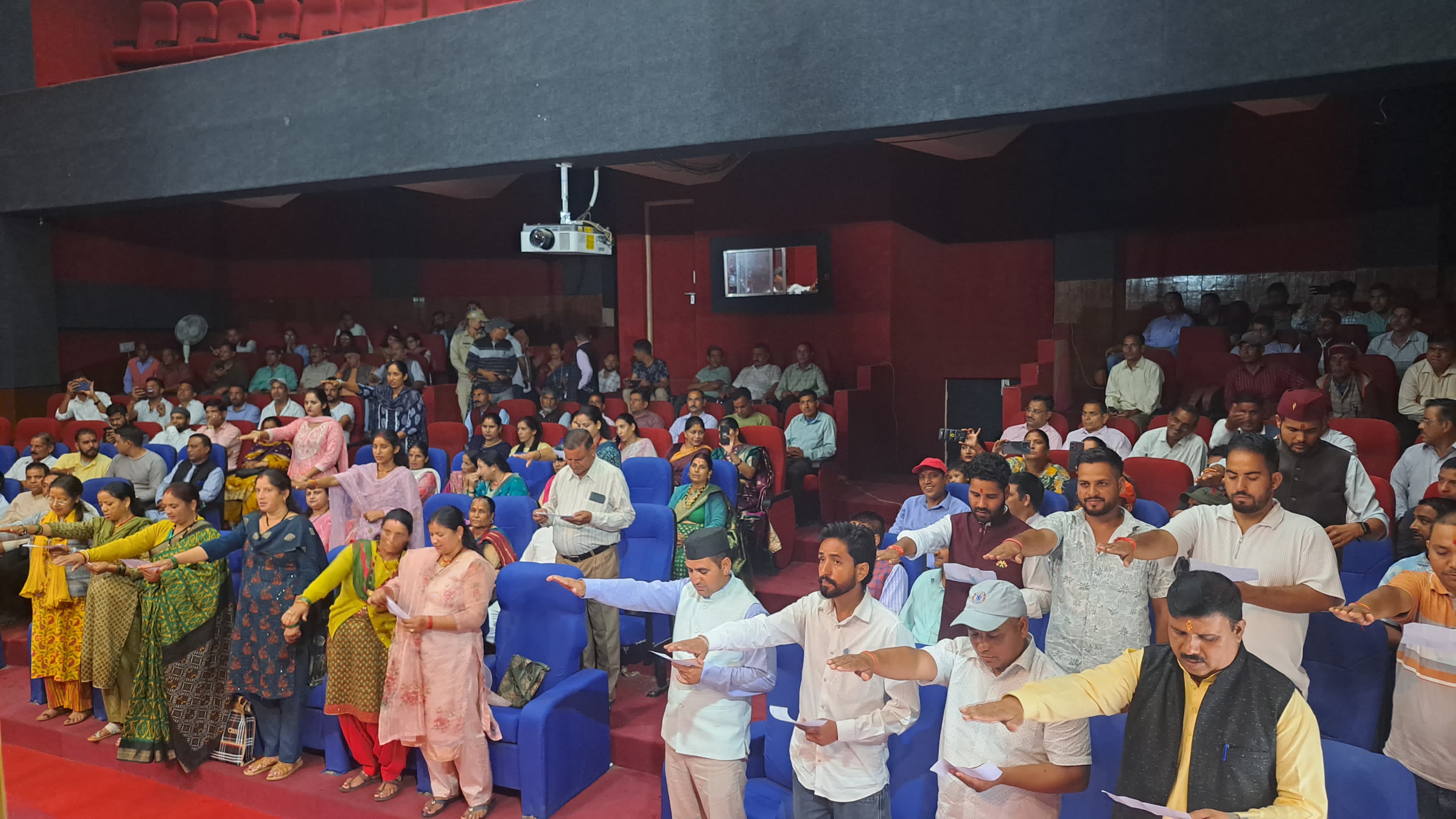 उत्तरकाशी: नवनिर्वाचित  प्रमुख - बीडीसी सदस्यों ने ली शपथ।।