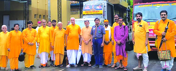 राहत सामग्री ले जाता दल