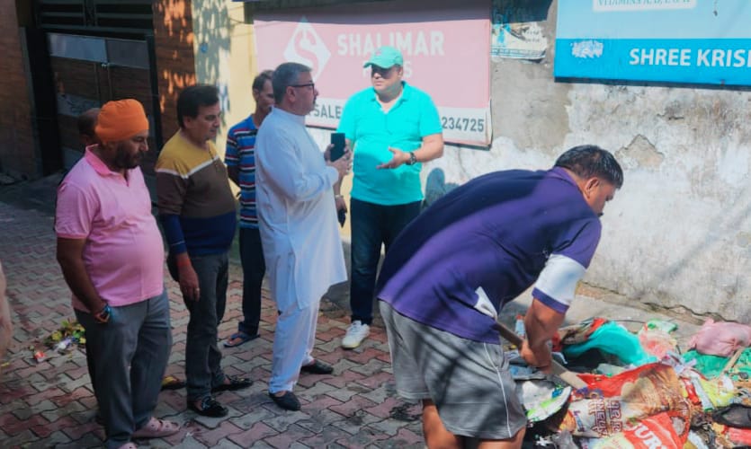 भाजपा ओबीसी मोर्चा के नेताओं ने बाढ़ प्रभावित क्षेत्रों का दौरा कर दिलाई राहत भाजपा ओबीसी मोर्चा के नेताओं ने बाढ़ प्रभावित क्षेत्रों का दौरा कर दिलाई राहत