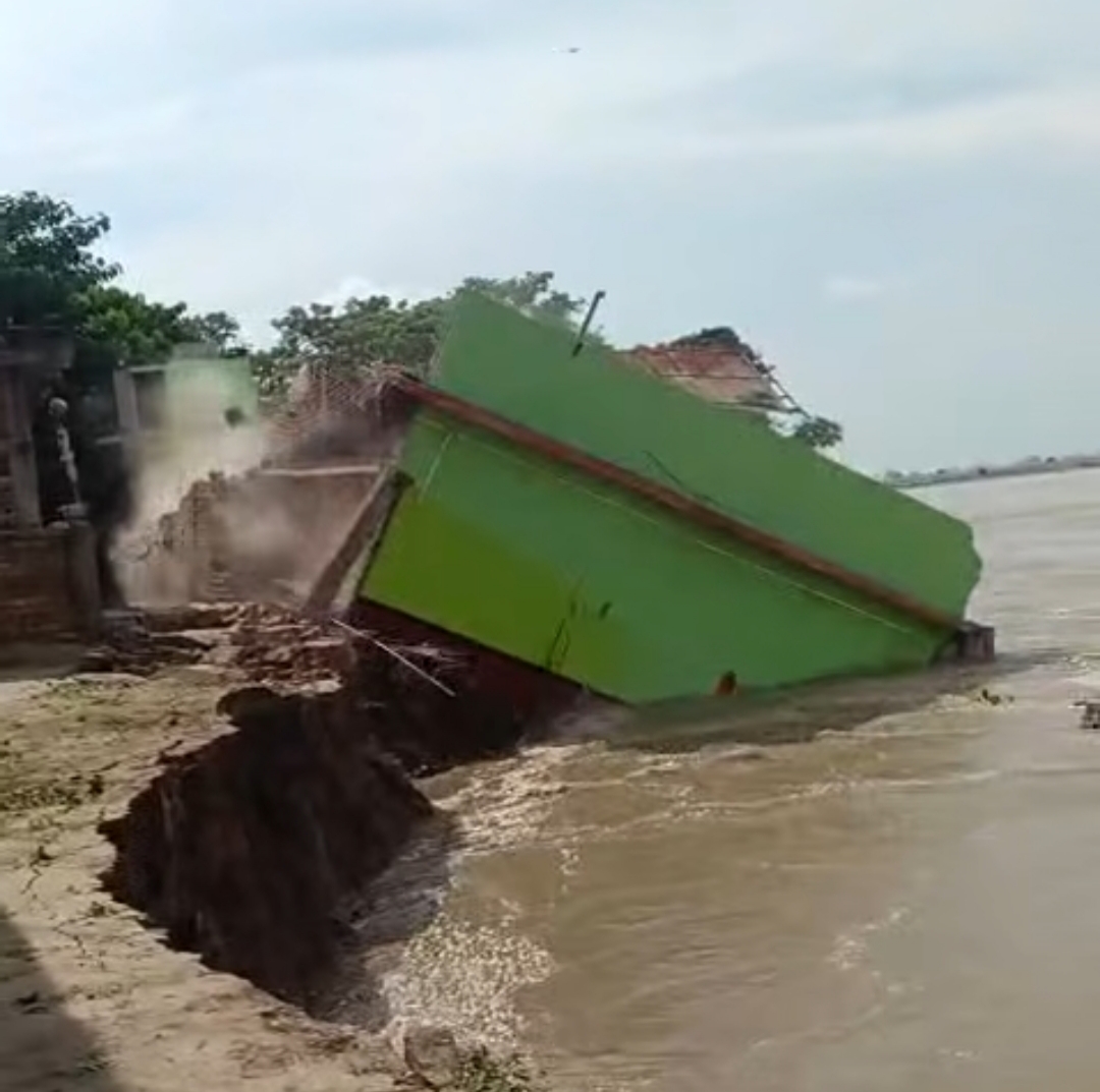 गंगा में समा रहा मकान गंगा में समा रहा मकान