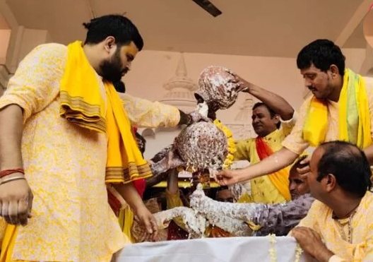गाेस्वामी अभिषेक करते हुए गाेस्वामी अभिषेक करते हुए