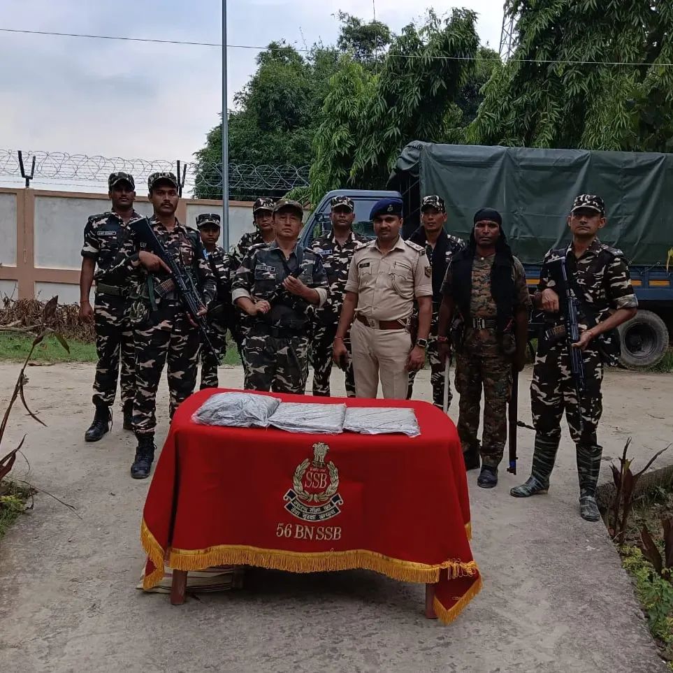 अररिया फोटो:जब्त गांजा के साथ एसएसबी और पुलिस अररिया फोटो:जब्त गांजा के साथ एसएसबी और पुलिस
