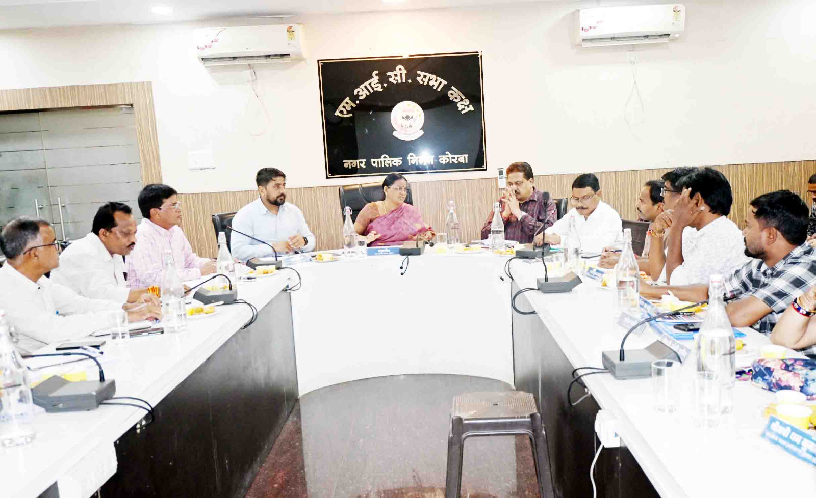 मेयर इन काउंसिल की बैठक मेयर इन काउंसिल की बैठक