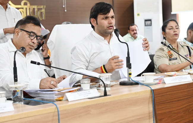 सोनीपत: युवा अधिकारिता एवं उद्यमिता राज्यमंत्री गौरव गौतम सुनवाई करते हुए सोनीपत: युवा अधिकारिता एवं उद्यमिता राज्यमंत्री गौरव गौतम सुनवाई करते हुए