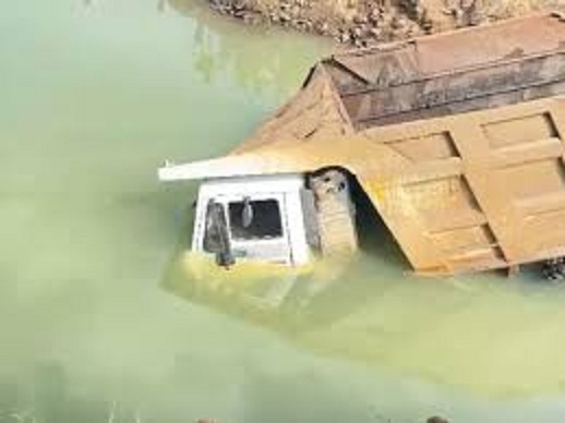 अनियंत्रित डंपर गड्ढे में गिरने से ड्राइवर की मौत